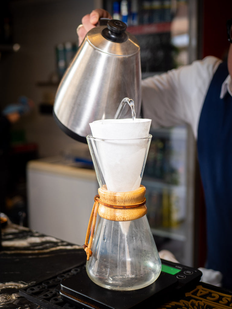 Cómo preparar café filtrado en Chemex: guía con PEPPO’S Coffee